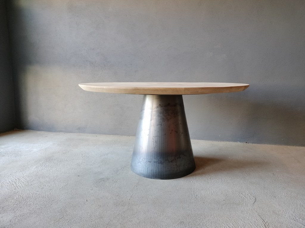 Table design plateau bois rond coupe aile d'avion avec piètement métal conique par Béarn Métal Design