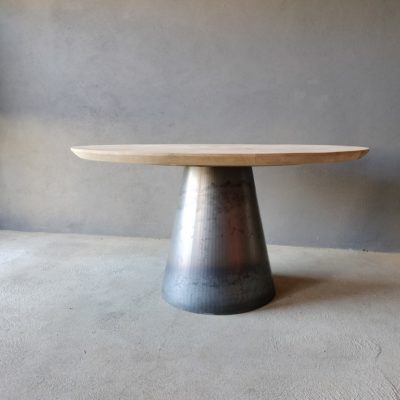 Table design plateau bois rond coupe aile d'avion avec piètement métal conique par Béarn Métal Design