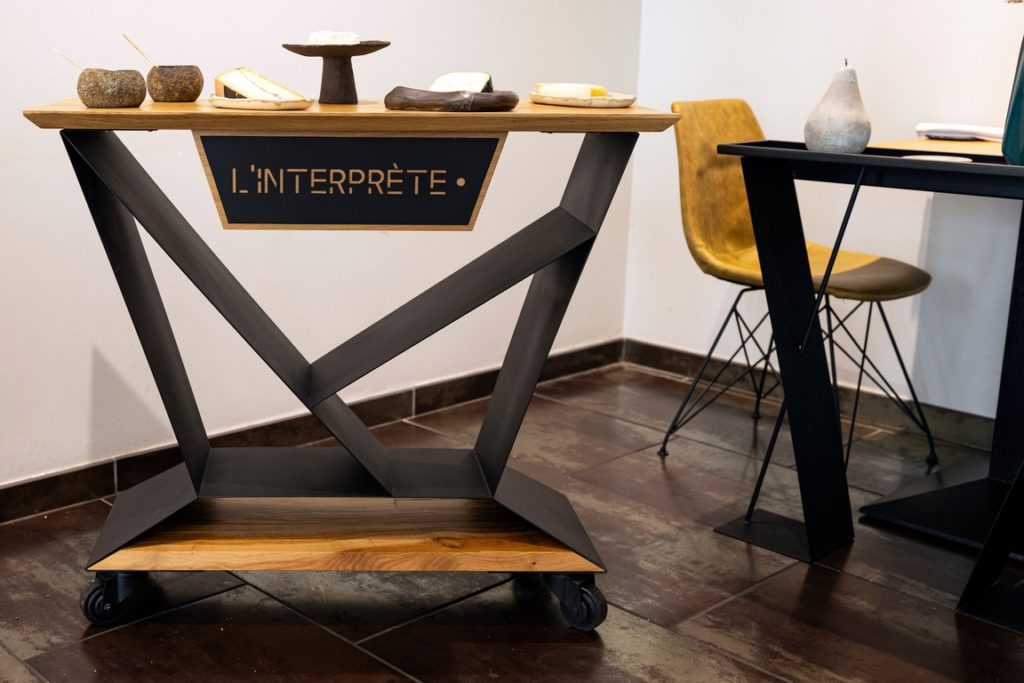 Chariot à fromages sur mesure pour le restaurant "L'interprète" par Béarn Métal Design