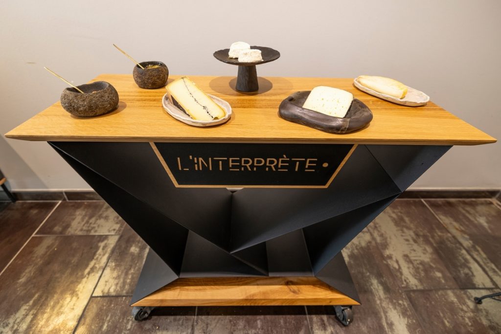 Chariot à fromages sur mesure pour le restaurant "L'interprète" par Béarn Métal Design
