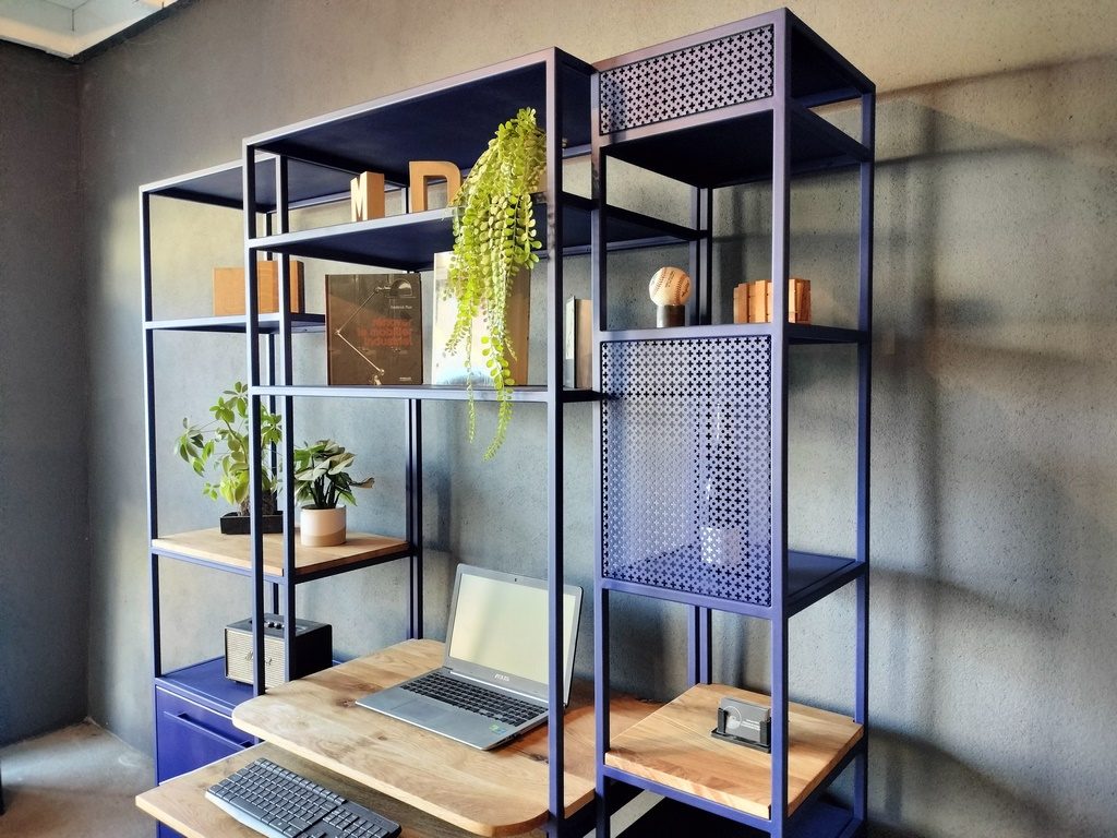 Bibliothèque bois/métal peint époxy bleu par Béarn Métal Design