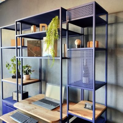 Bibliothèque bois/métal peint époxy bleu par Béarn Métal Design