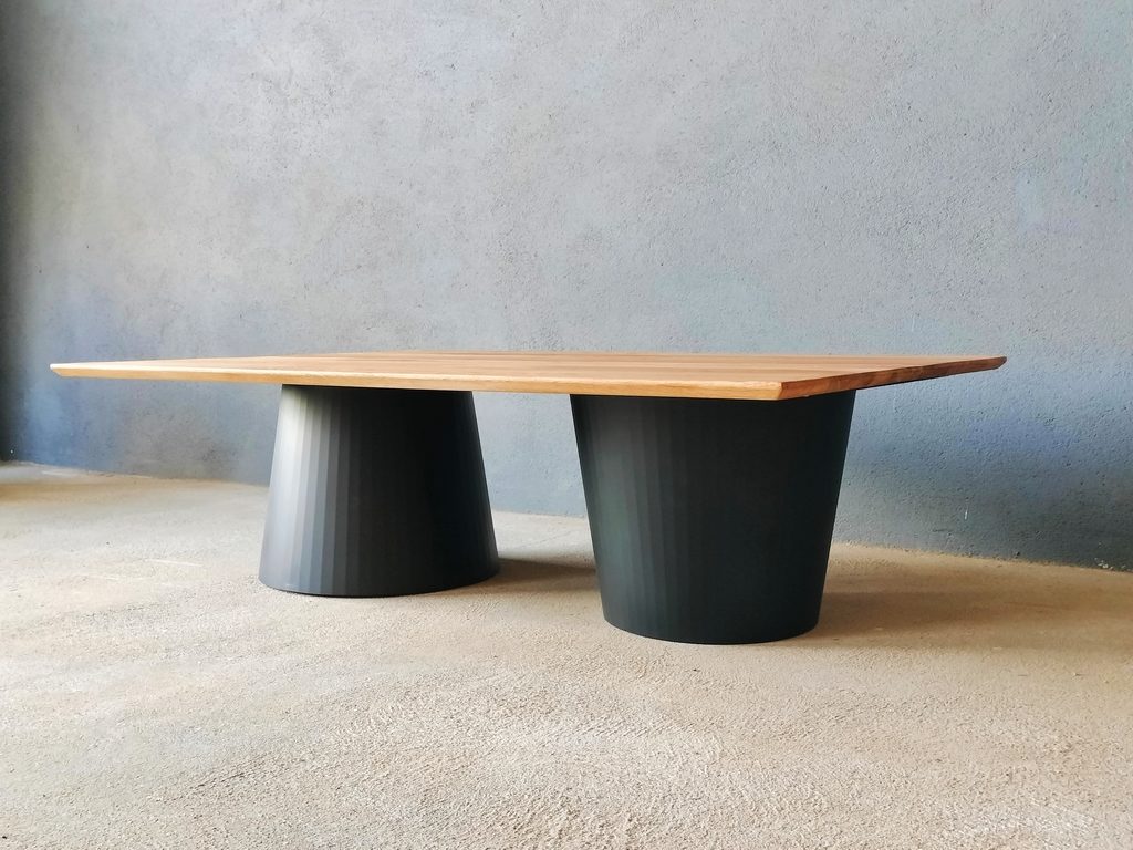Table à manger moderne, pied en tôle pliée forme conique par Béarn Métal Design