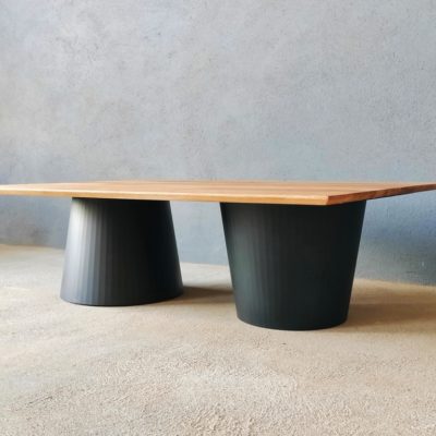 Table à manger moderne, pied en tôle pliée forme conique par Béarn Métal Design