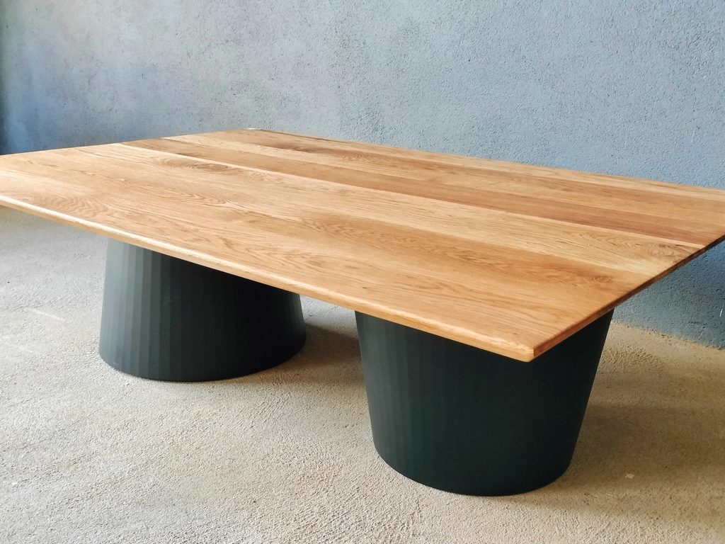 Table à manger moderne, pied en tôle pliée forme conique par Béarn Métal Design