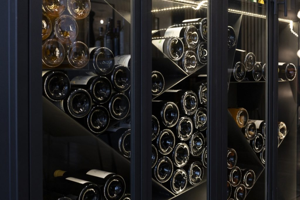 Etagères cave à vin sur mesure par Béarn Métal Design